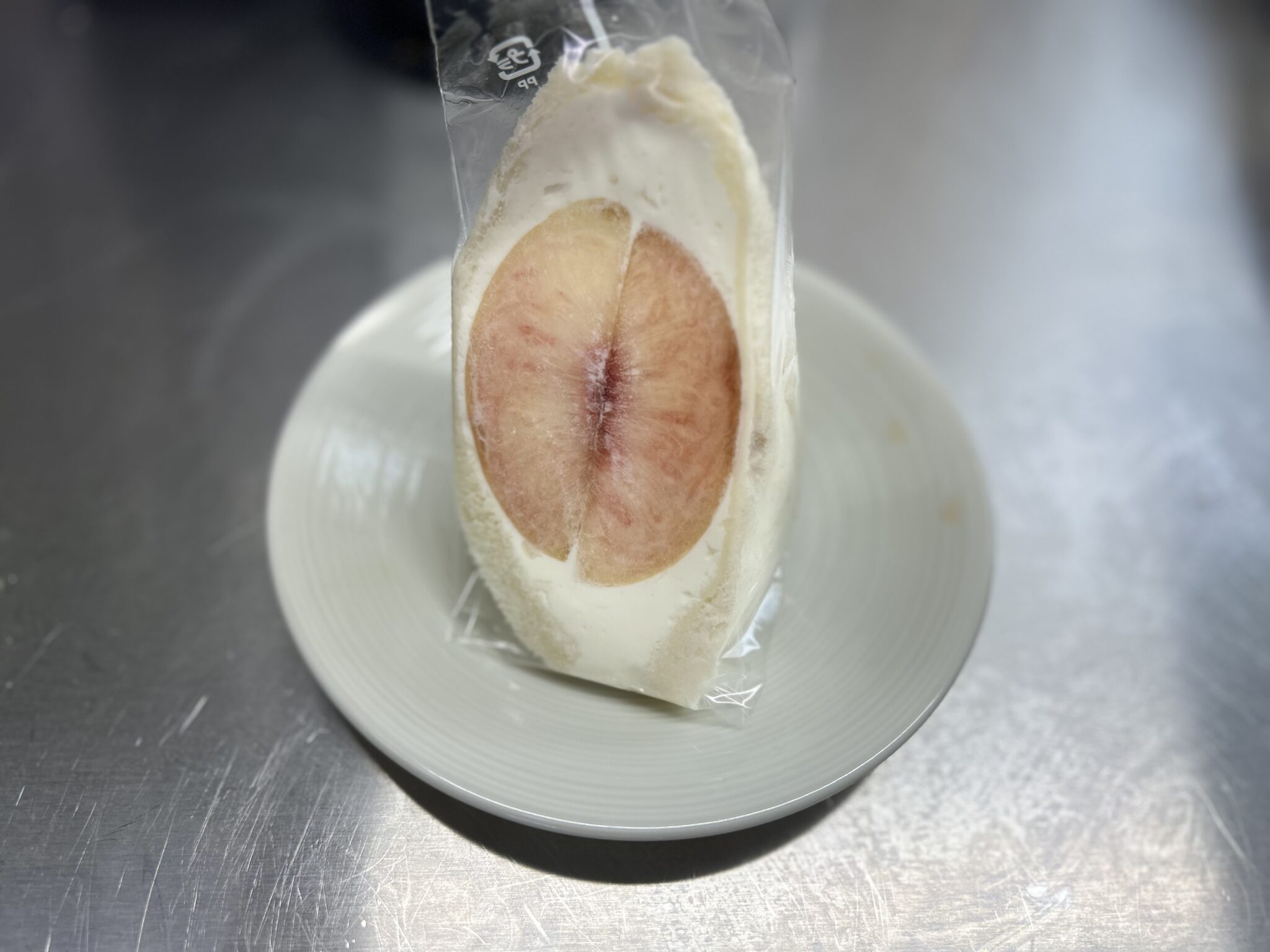 桃のフルーツサンド　1404円